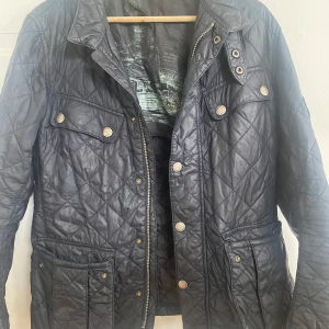 Barbour jacka - Säljer denna riktigt snygga jacka från Barbour. Skicket är 8/10, då det är en liten slitning på ena ärmen. Storlek s. Nypris är runt 2000kr