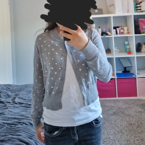 Grå kofta - En grå kofta som är jättefin.