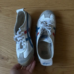 Onitsuka tiger - Kommer ej till användning. Storlek 37,5 men passar 38 också.