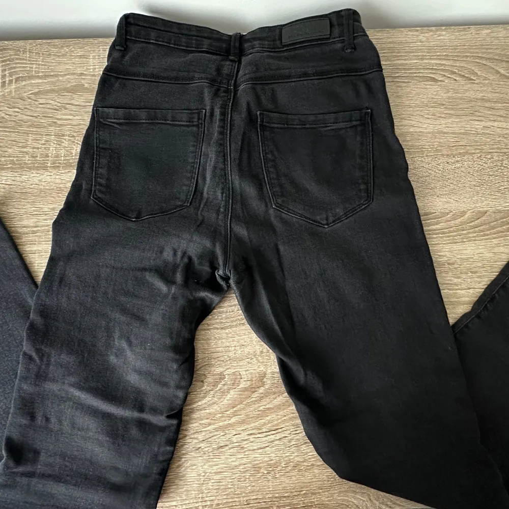 Utsvängda high waisted svarta jeans från Zalando i size S.. Jeans & Byxor.