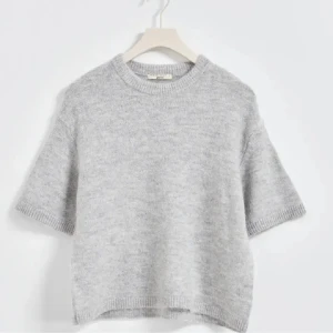Stickad kortärmad tröja - Stickad kortärmad tröja från Gina tricot. Den är i fint skick och vid andra frågor är det bara att höra av sig
