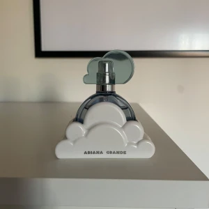 ariana grande parfym cloud  - använt litegrann men mycket kvar!