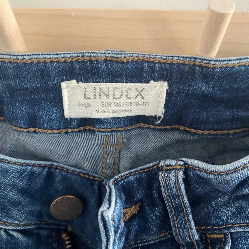 TRYCK INTE PÅ KÖP NU! Säljer mina mörkblåa bootcut jeans. De är ifrån Lindex och är i storlek 146 men passar med som har 152-158. Säljer pga att jag inte använder så mkt. Köpt för 300-400 ca och är använda typ 2 gånger.. Jeans & Byxor.