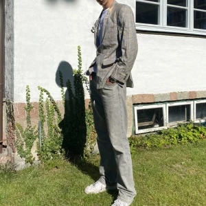 Tiger of Sweden Kavaj - Cool rutig kavaj i ull. Perfekt för både fest och vardag. Fint mönster som får dig att sticka ut. Kavajen är använd men i bra skick. Små defekter invändigt men inget utvändigt. Nypris 4999kr