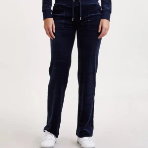 Juicy couture byxor - Säljer nu mina mörkblåa juicy byxor. De är endast använda ett fåtal gånger och är i nytt skick. Säljer de pågrund av att de är för stora för mig så det är inget fel på varan<3 Säljer de för 600 men pris går att diskutera❤️Passar L och XL