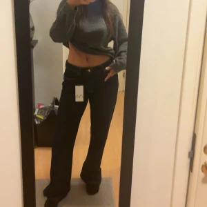 Mörkblå jeans - Skitnygga mörkblåa jeans från zara. Prislappen är kvar! Nya och oanvända, säljer för att de är för långa för mig. 💙💙💙