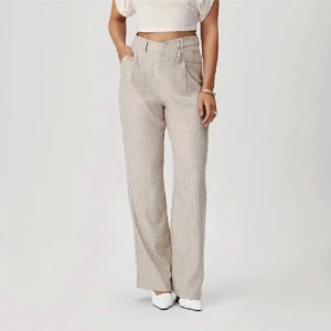 Kostymbyxor  - Kostymbyxor från Adoore, i helt oanvänt skick. De var tyvärr förstora för mig 😕