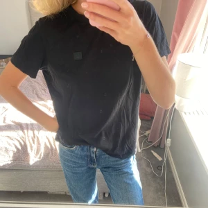 T-shirt från acne  - T-shirt från acne studios, använd ett fåtal gånger men är inga defekter på. 
