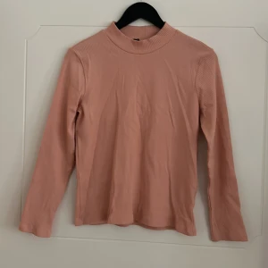 Tröja - Stretchigt tyg. Använd fåtal gånger.