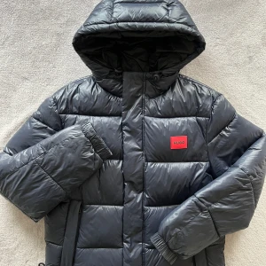 Vinterjacka Hugo boss - En varm och skön vinterjacka som är perfekt nu till vintern köpt för 3 700 från hugoboss.com och är använd knappt en vinter. Skick 10/10 inga defekter 
