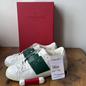 Valentino open mörkgrön - Säljer ett par gröna Valentino open i storlek 40 damstorlek. Skorna är i mycket bra skick och är köpta på Vestiaire. Det ingår även ett kort som visar att Vestiaire inspekterat att varan är äkta. Box, nya skosnören ingår. Priset går att diskutera vid snabb affär. Hör av dig vid frågor!