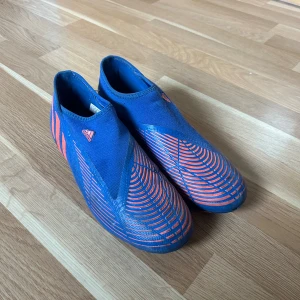 Fotbollsskor  - Ett par fina addidas fotbollsskor lite slitna undertill men annars inget. Storlek 43 