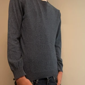 Oscar Jacobsson Tröja - En fin stickad mörkblå Oscar Jacobsson tröja i 100% cotton. Plagget är i 9/10 skick och har inga synliga täcken på använding.