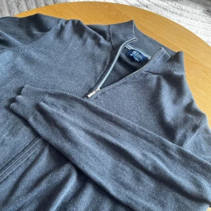 McEarl - En extremt snygg McEarl zip up tröja. Tröjan är använd varsamt och har inga defekter. Pris kan diskuteras vid snabb affär!