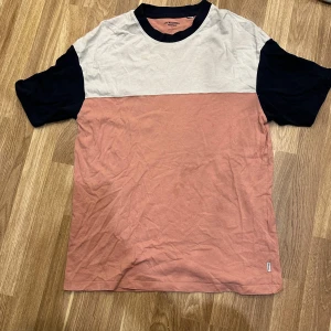 T-shirt i tre färger - T-shirt i rosa, vit och svart. Den har korta ärmar och en normal passform. Perfekt för en avslappnad stil! Från Jack&Jones i storlek M