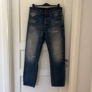 Riktigt snygga jeans med sjukt fet fade och slitngar från Nudie. Helt nya och oanvända med tags, modellen heter sleepy sixten  som inte säljs längre (rak passform). Nypris ca 1800-2000.  Storlek W30 L30 men sitter mycket större, typ W32-34 L34. 