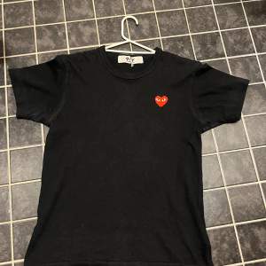 Comme des Garçons t shirt storlek M men den passar S också  Helt äkta 