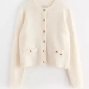 Cardigan från Lindex som jag aldrig använder. Nypris, 599kr. Fluffig och skön, riktigt bra material. Storlek L men sitter som en S på mig som alltid har S då storleken är mindre än vanligt. Den är helt ny! ❣️(lånad bild)