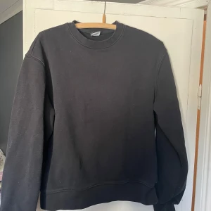 Zara Sweatshirt  - Svart sweatshirt från Zara. Säljer då den är för liten för mig. Använd endast ett fåtal gånger. Priset är inte slaget i sten och köp gärna genom plick. 