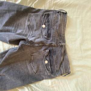 Gina young jeans i storlek 164 tall så passar de som är runt 164-172. Original köpet var runt 350kr så därför ja säljer 80kr + frakt. Använda runt 10 gånger 