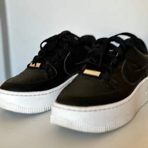 Snygga svarta Nike Air Force 1. Skorna är i skinn och har klassisk snörning. Perfekta för både vardag och fest! Bra skick. 