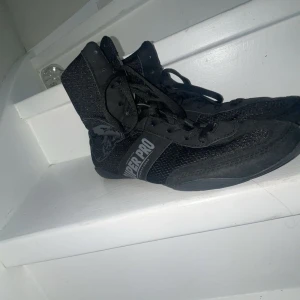 Boxning skor bra skicka allt funkar med dom inget är sönder  - Storlek 41 Bra skick  Snygga svart boxning skor 