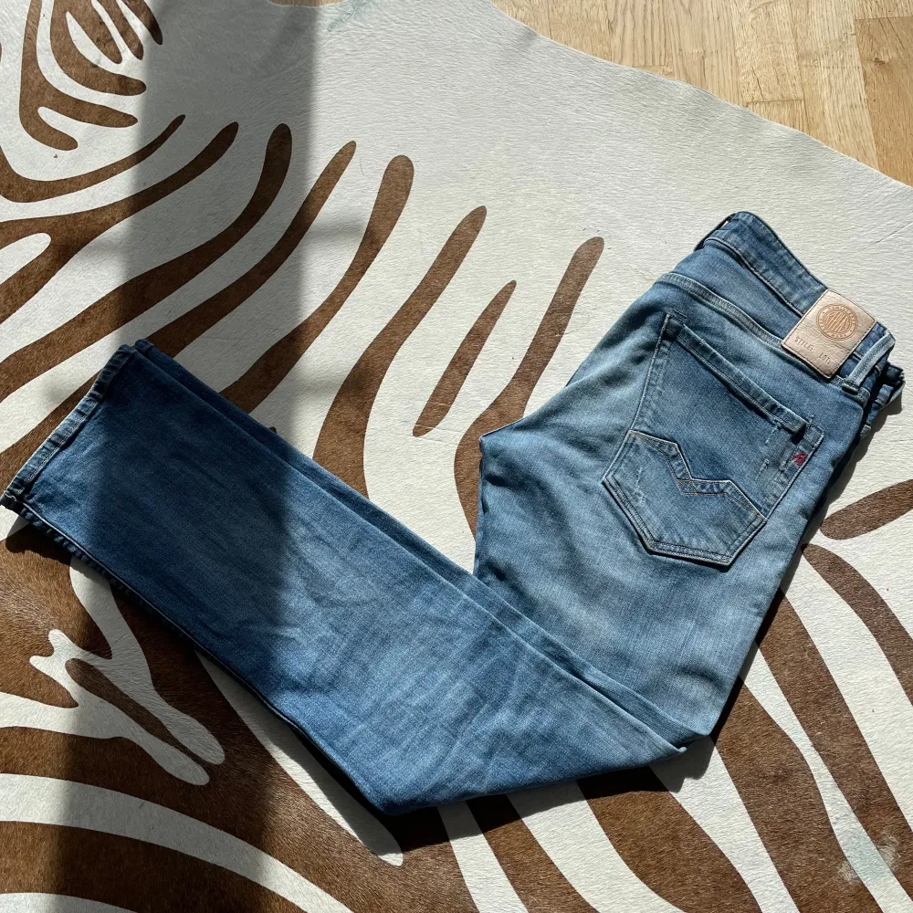 Tjena säljer ett par feta Replay jeans. 10/10 skick utan några defekter då jeansen aldrig har använts. Nypris 1200, mitt pris 499. Pris kan diskuteras vid snabb affär. Skriv för fler frågor bilder.. Jeans & Byxor.