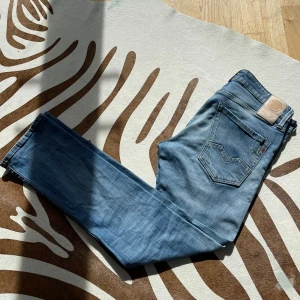 Replay jeans - Tjena säljer ett par feta Replay jeans. 10/10 skick utan några defekter då jeansen aldrig har använts. Nypris 1200, mitt pris 499. Pris kan diskuteras vid snabb affär. Skriv för fler frågor bilder.