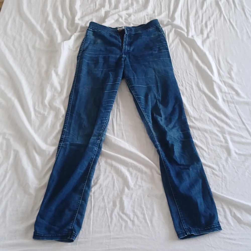 Säljer American Apparel jeans som jag köpte i Milano. Jeans är high waist och är i storlek S.. Jeans & Byxor.