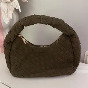 Väldigt snygg och stilren väska, liknande bottega veneta väska! 