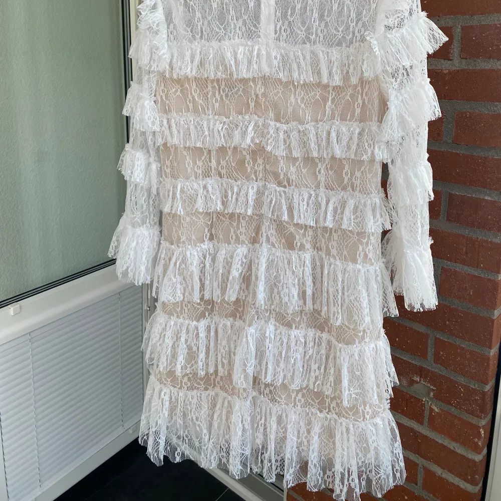 Vit klänning i spets från By Malina i modellen Carmine mini dress. Väldigt fint skick då den endast är använd tre gånger. En perfekt sommarklänning som passar fint till student, konfirmation, skolavslutning etc. Nypris 2800kr  . Klänningar.