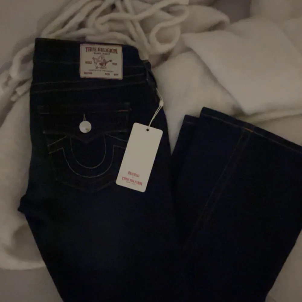 Helt oanvända true religion jeans i storlek 28. Finns både i svart och mörkblå jeansfärg!. Jeans & Byxor.