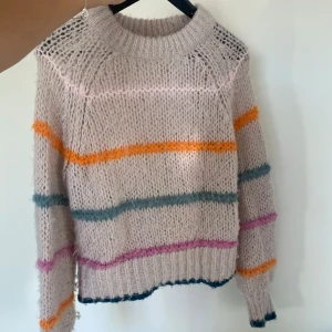 Stickad tröja  - Stickad tröja från vero Moda!!! Superfin och ganska tunn stickad tröja! Beige med ränder i olika ljusa färger! Helt perfekt tillskott för höstgarderoben. Normal i storleken, använd ett fåtal gånger! Bud accepteras☺️🫶🏼  #höst #höstgarderob #stickadtröja