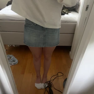 Jeans kjol - Jätte fin jeans kjol med dina detaljer på fickorna där bak💗💗