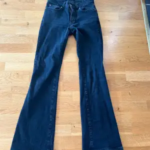 säljer dessa low waist bootcut jeans från gina tricot. Säljer då de har blivit för små för mig 🥰