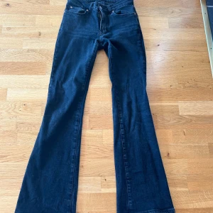 low waist  - säljer dessa low waist bootcut jeans från gina tricot. Säljer då de har blivit för små för mig 🥰