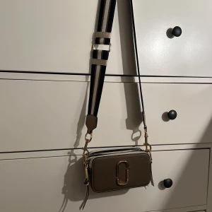 Marc Jacobs Snapshot - Marc Jacobs snapshot väska som har varit använd i ett tag och har ej kvitto drf säljer för 800. Nypris runt 4000. Om ni har frågor skriv gärna 💕