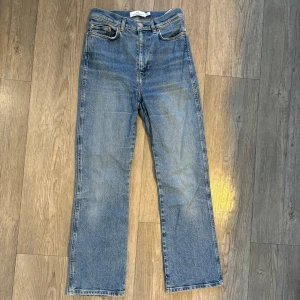 Blå jeans från & Other Stories - Säljer ett par snygga blå jeans från & Other Stories. De har en klassisk design med fem fickor och en knappgylf. Jeansen är i en rak modell och passar perfekt för både vardag och fest. Materialet är slitstarkt och bekvämt, vilket gör dem till ett måste i garderoben.