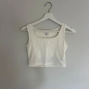 Brandymelville linne - Ett linne/ en topp från Brandy Melville. Använd en gång och inbyggd BH i som gör toppen väldigt skön. Pris kan diskuteras. ⭐️