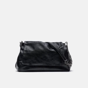 Axelväska med lock rock - Praktiskt väska köpt på Zara🫶🏽 