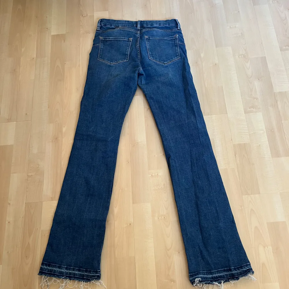 Snygga Zara jeans som tyvärr inte passar mig💕bra skick men har spretat upp de där nere så passar över 170💕. Jeans & Byxor.