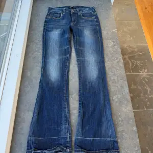 Super snygga lågmidjade jeans som tyvärr är försmå så har därför ingen bild på. Midjemåttet tvärsöver är 39cm, inerbens längden är 81cm och midjehöjden är 22cm💕