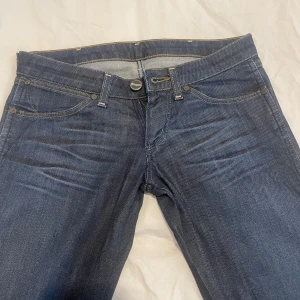 Low waist jeans  - Så snygga lågmidjade utsvängda/bootcut jeans från Wrangler🥰 Midja tvärs över: 36cm  Innerbenslängd: 77cm (Har inga bilder på då de inte passar)