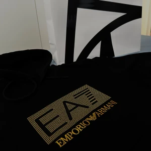 Emporio Armani Limited edition  - Säljer min EA7 Hoodie, köpt från NK ny pris 2800kr Out of stock överallt! Storlek: S Nyskick, använd 4 gånger 