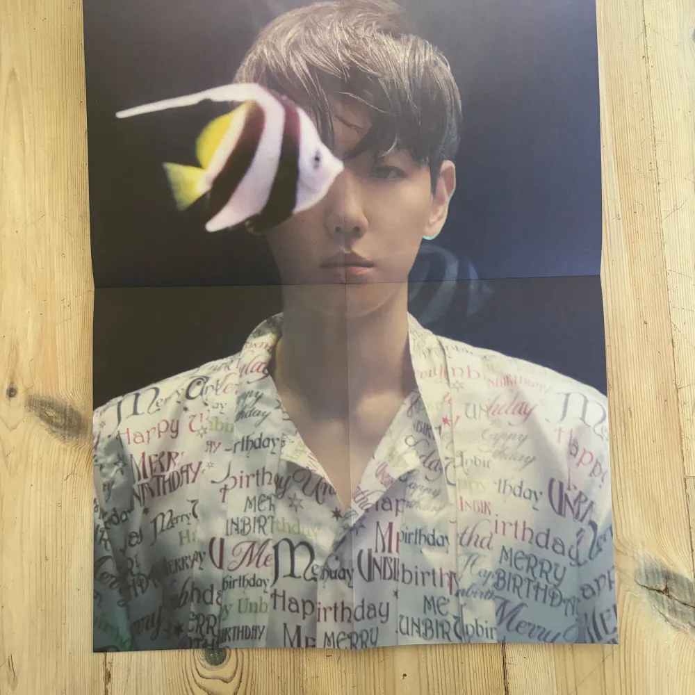 Baekhyun från EXO album. Bambi photobook version. Superfint skick då den bara stått på en hylla i mitt rum. CD skivan är aldrig använd. 2 stycken posters ingår som bara legat i albumet.. Övrigt.