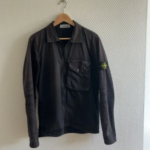 Stone Island overshirt - Skön overshirt från Stone Island! Inga deffekter, pris kan disskuteras vid snabb och smidig affär