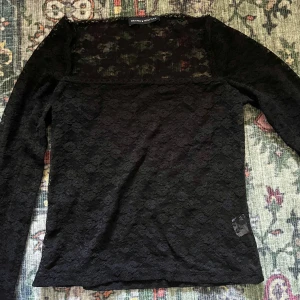 Spets tröja - Super vacker spets tröja från brandy Melville, säljer då den tyvärr är lite för liten för mig! 🥰