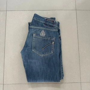 dondup jeans - ett par snygga dondup jeans i stlk 34, är i mycket fint skick! slimfit modell! hör av er vid intresse!🙌🏽