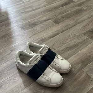 Valentino Opens Blåa - Ett par sköna valentino opens skor i storlek 41 men passar nog 40. Säljer pga att dom blivit små på mig och nu bara ligger hemma. Säljer för 1500kr, nypris ligger runt 5-7 tusen. Skick 8/10 knappt använda. (tar även emot byten) 
