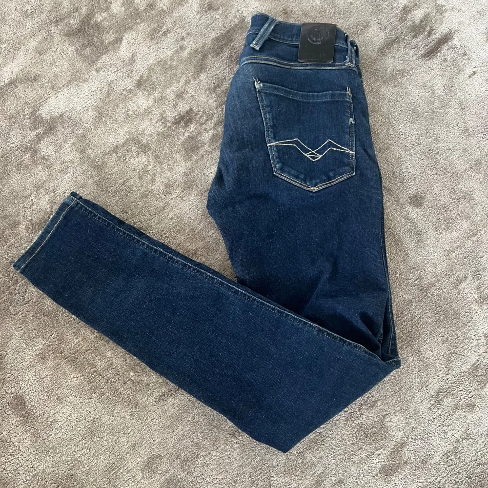 Säljer ett par snygga mörkblå jeans från Replay. Modellen 'Replay Anbass'. Jeansen är i storlek 28/32 och har en dragkedja. Perfekta för både vardag och fest!🎉🍂. Jeans & Byxor.